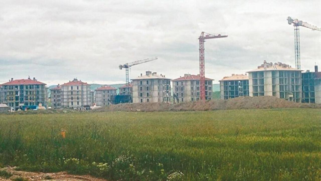 İlk Evim’in pencereleri takılıyor