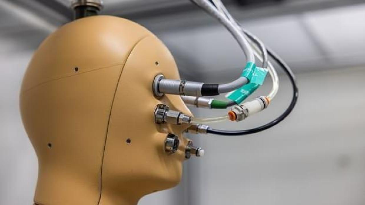 İlk görevine hazırlanıyor... İnsan gibi nefes alıp terleyen robot geliştirdiler!