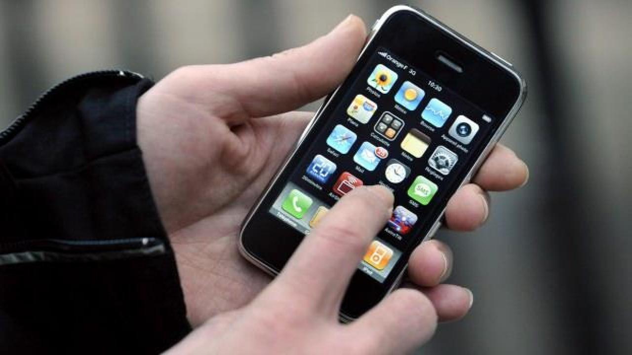 İlk iPhone rekor fiyata satıldı! Yeni sahibi Apple'ın cihazına sıfır ev parası ödedi!
