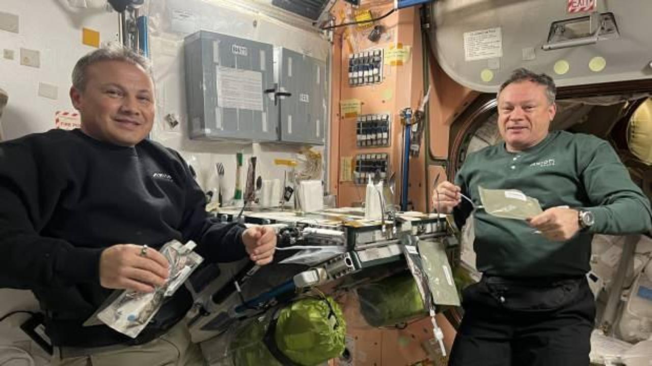 İlk Türk astronot Gezeravcı, uzayda Ax-3 misyon lideriyle yemek yediği fotoğrafı paylaştı