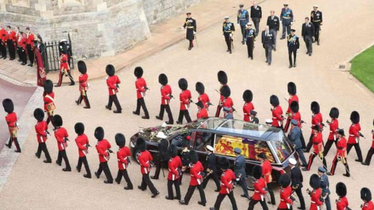 İngiltere Kraliçesi 2. Elizabeth'in tabutunu çeyrek milyondan fazla kişi ziyaret etti