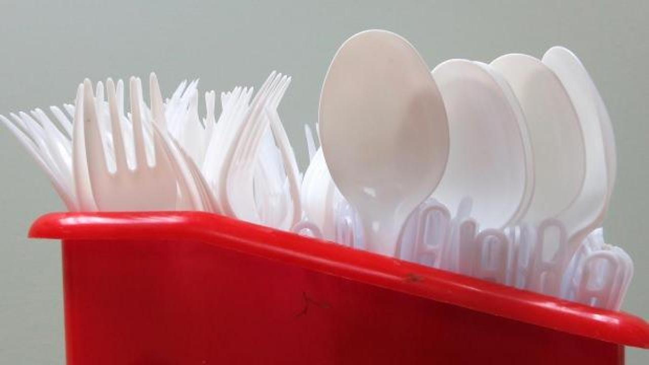 İngiltere'de tek kullanımlık plastik çatal, bıçak ve tabaklar yasaklandı