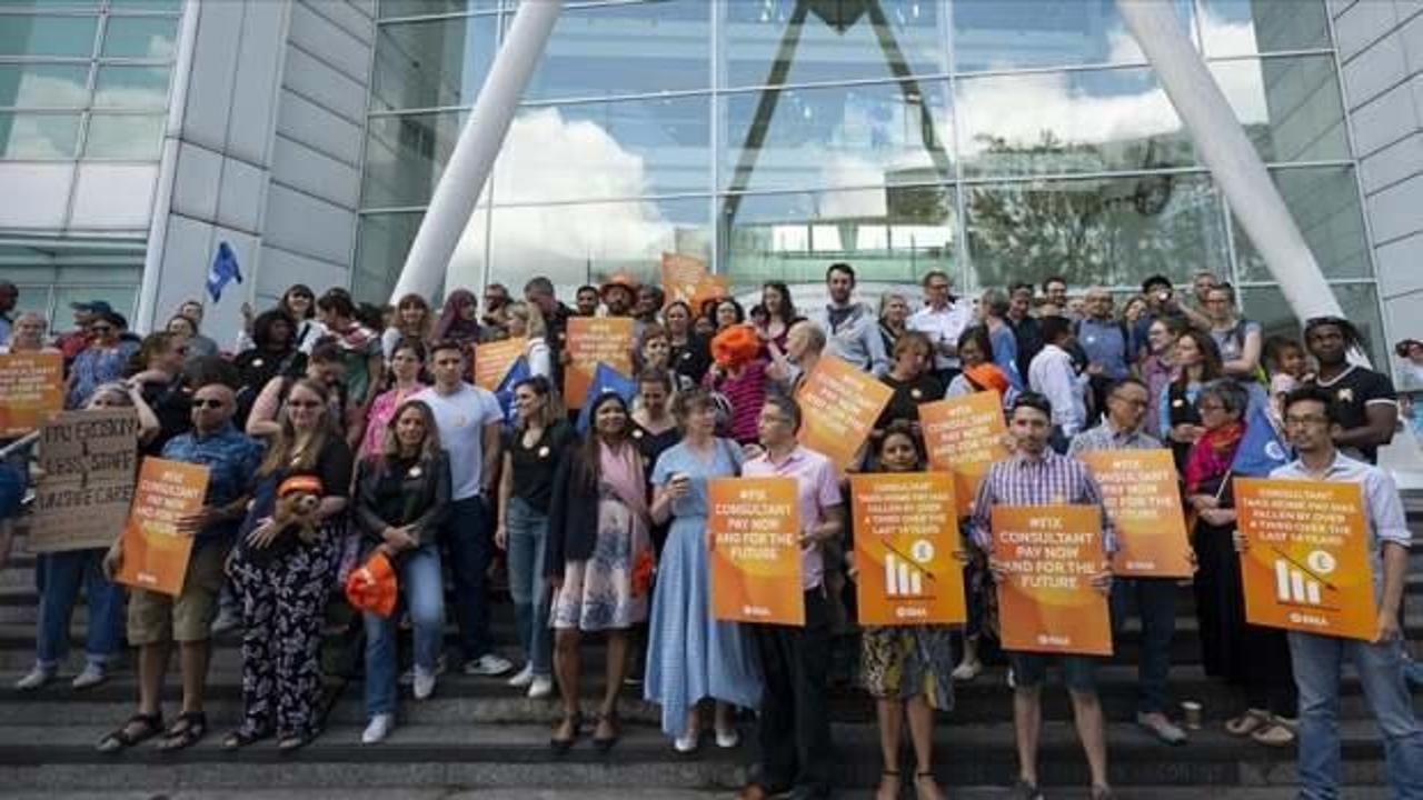 İngiltere'de uzman doktorlar 50 yıl sonra ilk kez greve gitti
