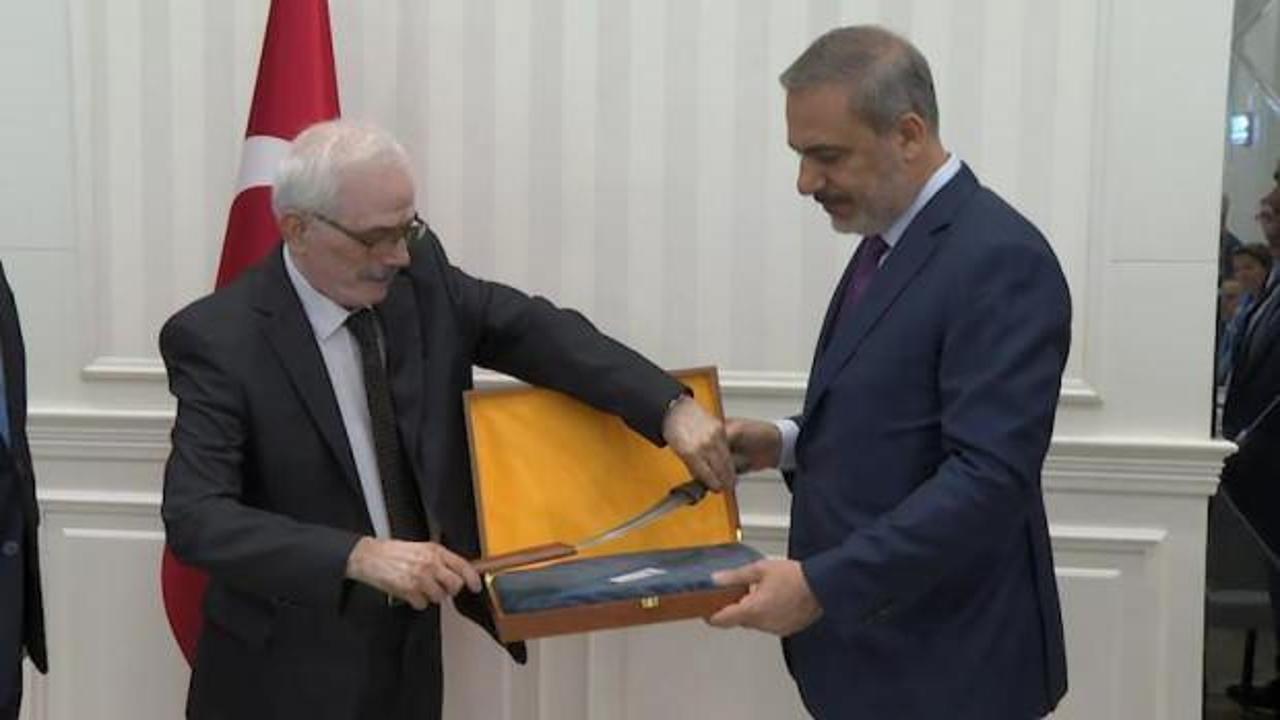 Irak’ta Bakan Fidan’a 120 yıllık Osmanlı kaması hediye edildi