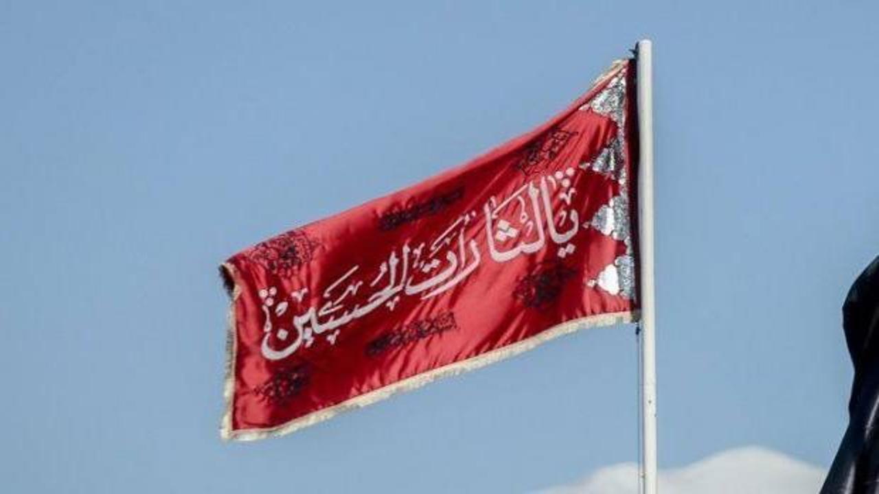 İran'da intikam anlamına gelen kırmızı sancak göndere çekildi