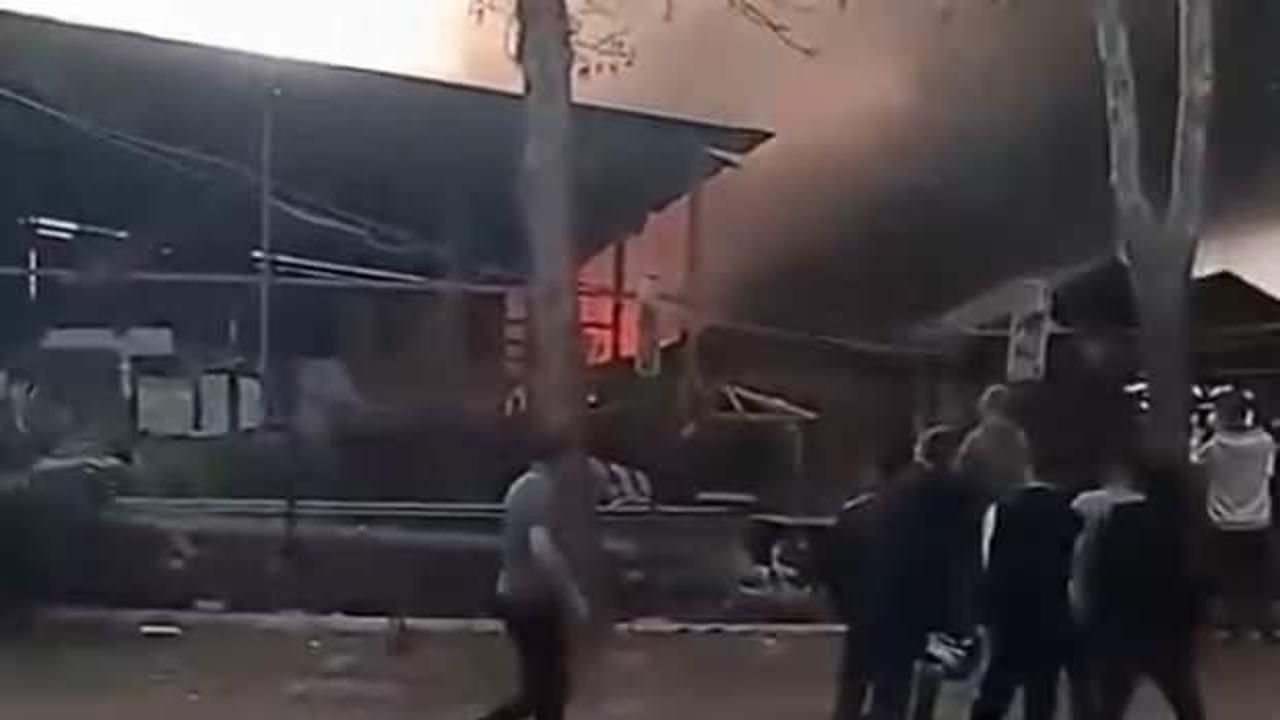 İş yeri sahipleri yangın yerinde güvenlik önlemi alan polise saldırdı