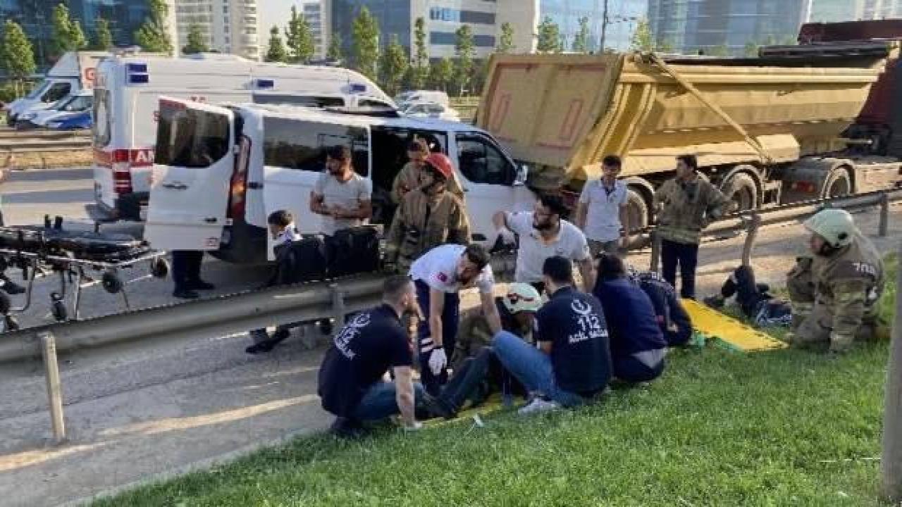 İşçi minibüsü kamyona çarptı: Çok sayıda yaralı var