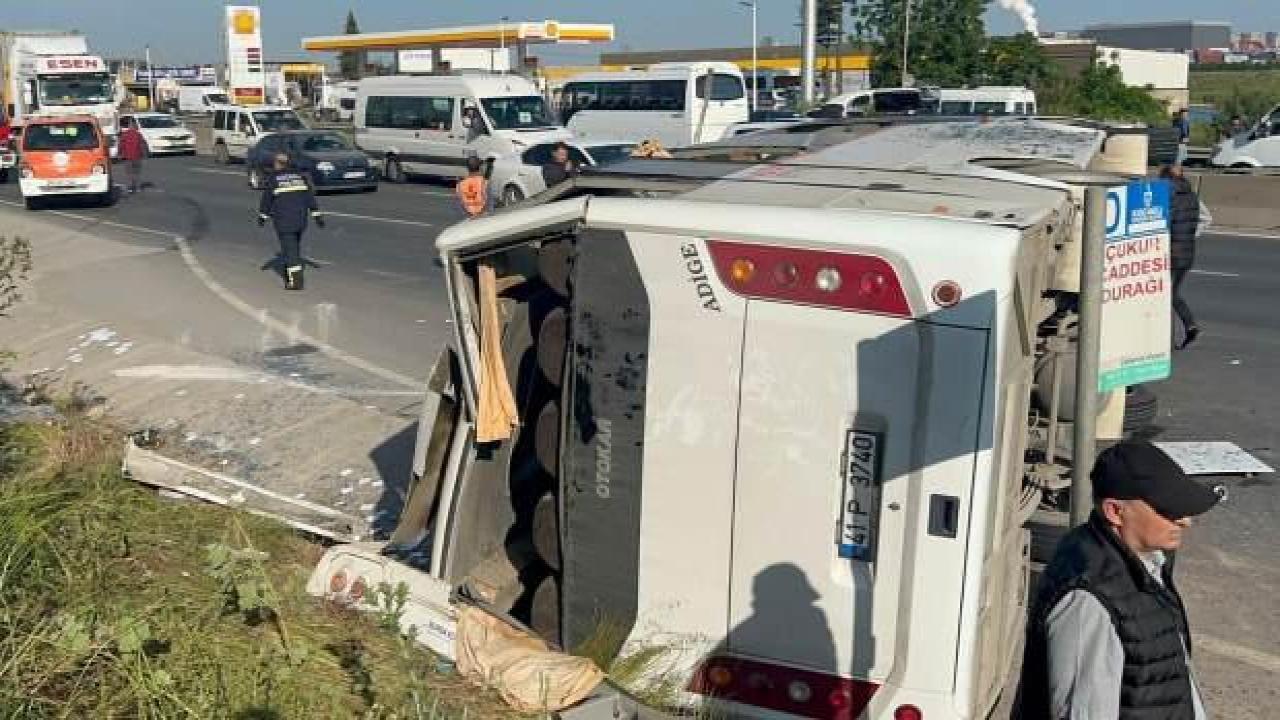 İşçi minibüsü TIR'a çarpıp devrildi: 13 yaralı