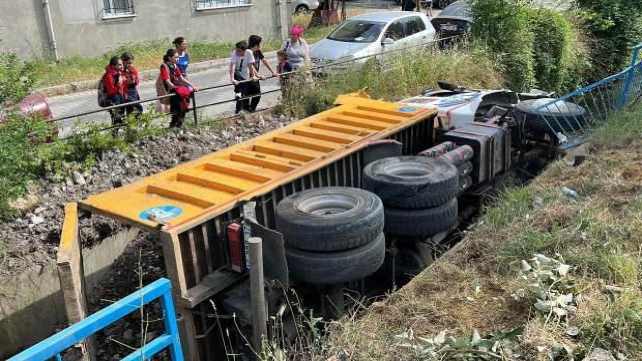 İSKİ'ye ait hafriyat kamyonu dereye düştü