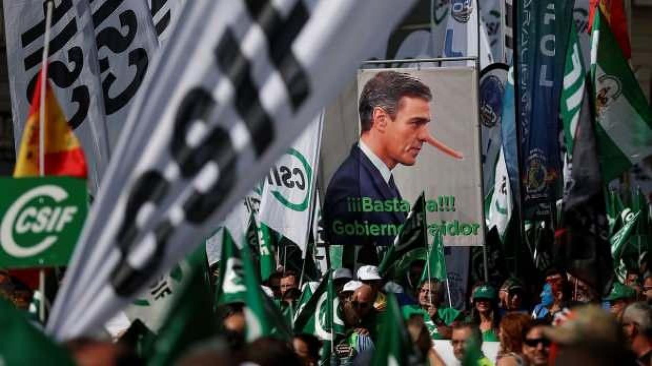 İspanya'da ilk büyük gösteri: Halk sokağa indi