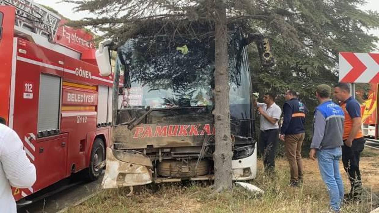 Isparta'da kontrolden çıkan otobüs ağaca çarptı! Çok sayıda yaralı var