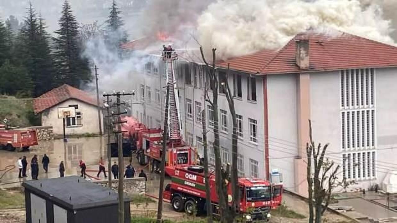 Isparta'da okulun çatısı yandı