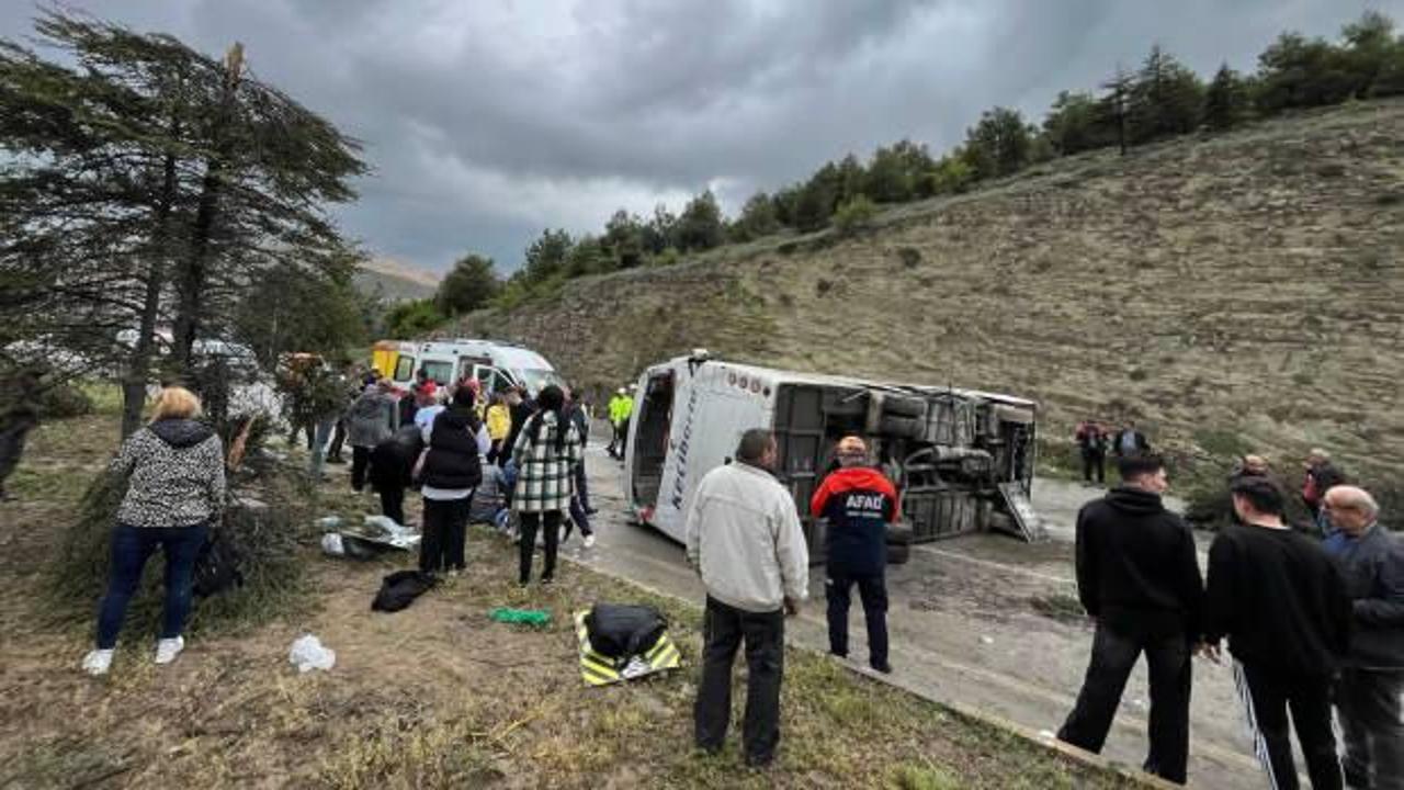 Isparta'da yolcu midibüsü devrildi: Çok sayıda yaralı var!