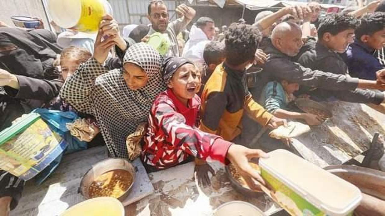 İsrail açlığı silah gibi kullanıyor: Gazze'de bir kaşık pilav için 5 saat kuyruk!