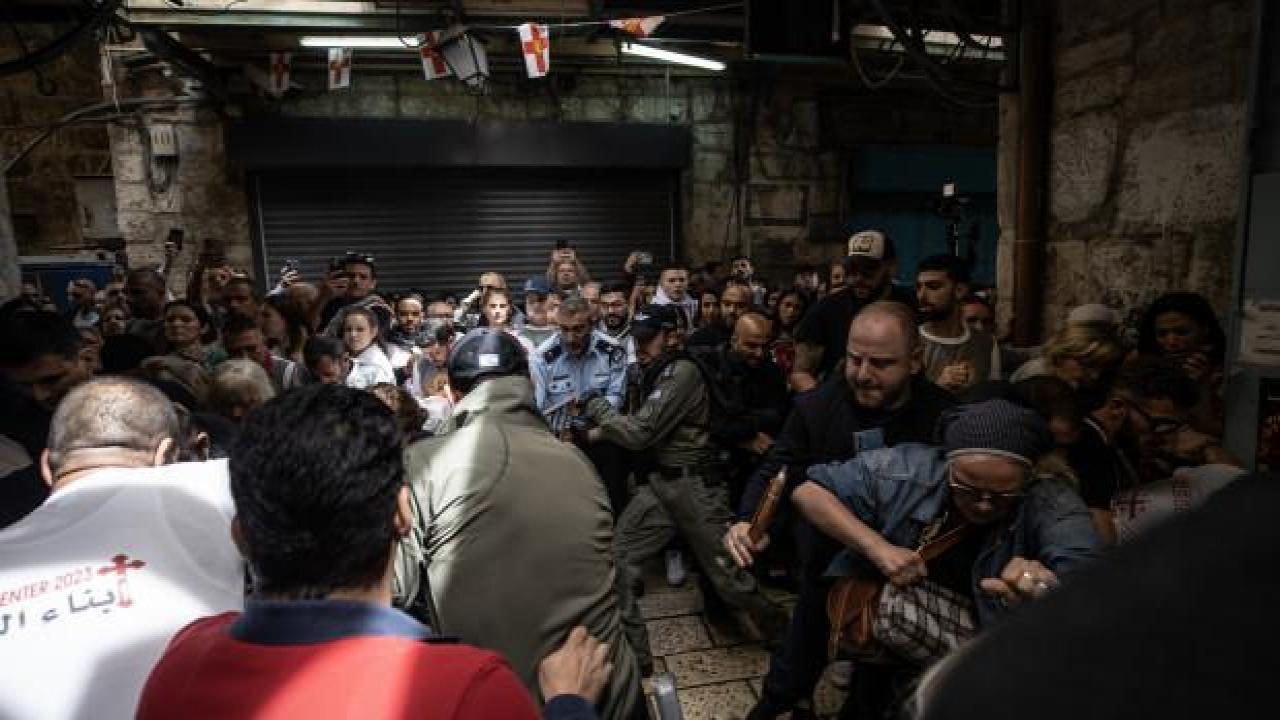 İsrail güçleri ayine katılmak isteyen Hristiyanlara saldırdı