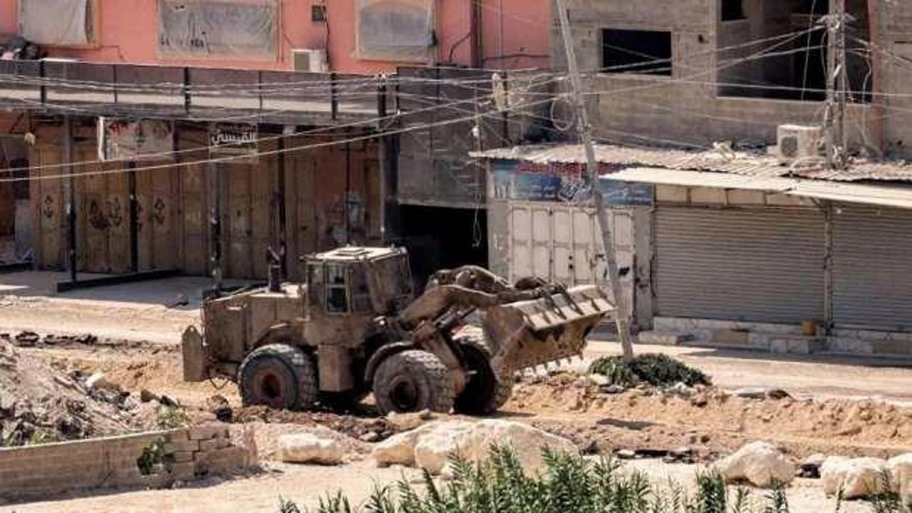 İsrail güçleri Filistinlilere ait 200 dönüm araziyi buldozerle tahrip etti