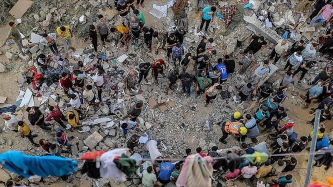 İsrail ordusu Gazze'de insani yardım bekleyen Filistinlileri hedef aldı
