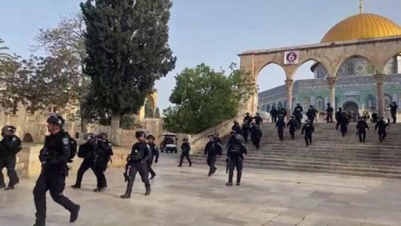 İsrail polisi Mescid-i Aksa'ya baskın düzenledi