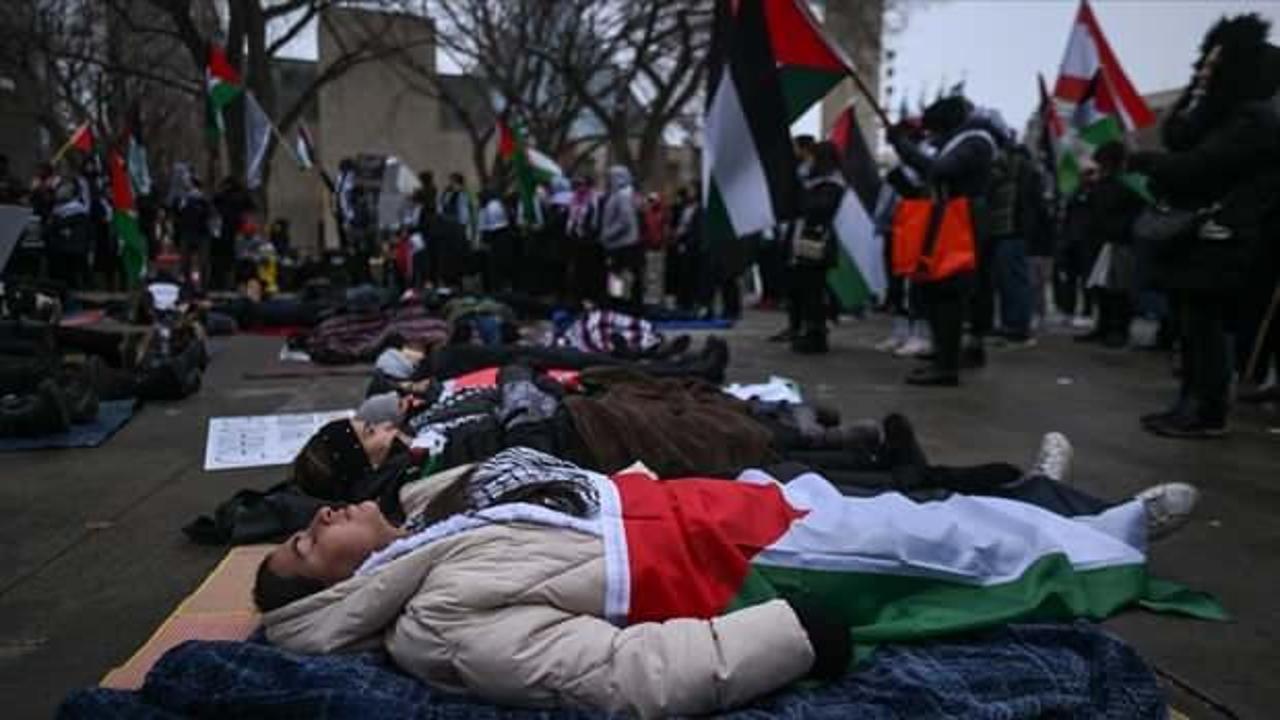 İsrail'in Gazze'deki sivil katliamına dikkat çekmek için Norveç'te kefenli eylem yapıldı