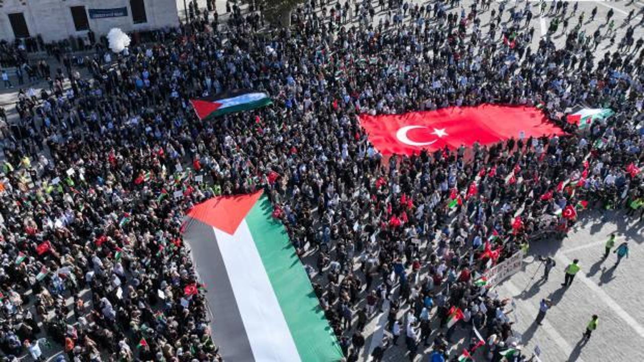 İsrail'in Gazze'ye yönelik saldırıları Beyazıt Meydanı'nda protesto edildi