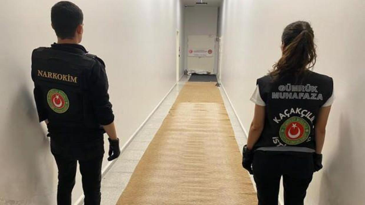 İstanbul Havalimanı'nda halıya emdirilmiş 17 kilo uyuşturucu ele geçirildi