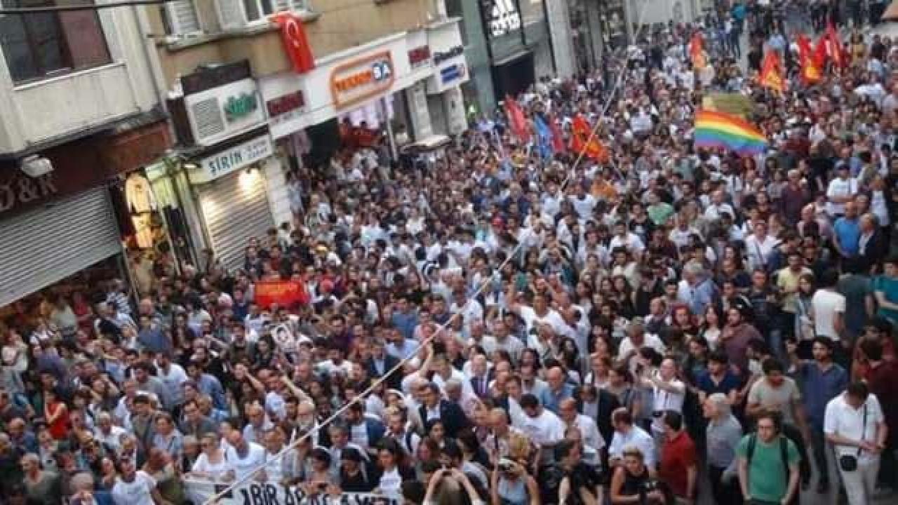 İstanbul Valiliği, Taksim'deki provokasyonda 59 şüphelinin gözaltına alındığını açıkladı