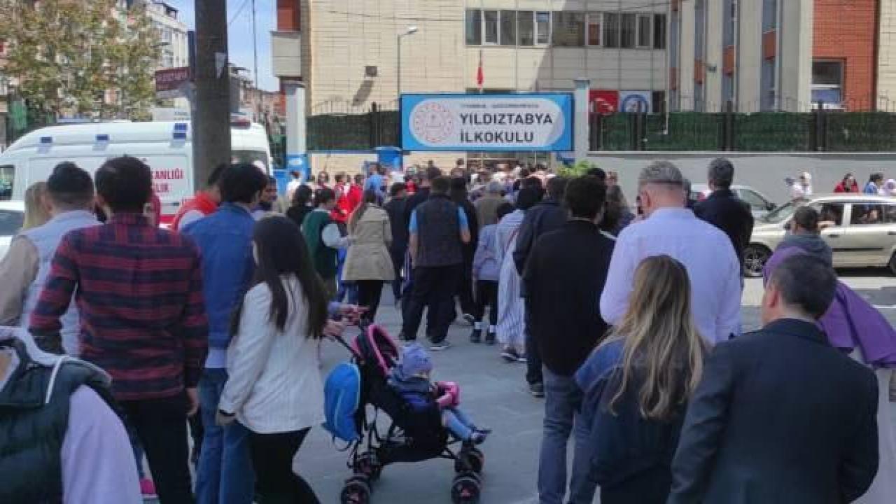 İstanbul'da 500 metrelik oy kuyruğu oluştu