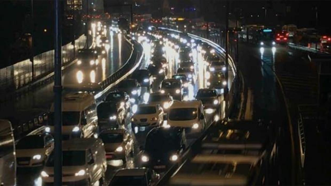İstanbul'da akşam saatlerinde trafik yoğunluğu yaşanıyor