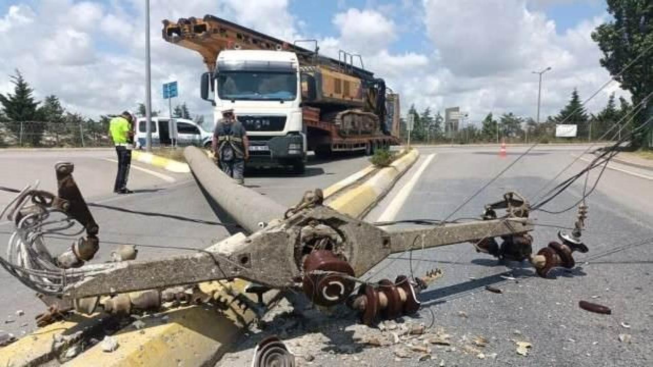 İstanbul'da faciadan dönüldü: TIR'ın üzerindeki vinç, beton direği devirdi