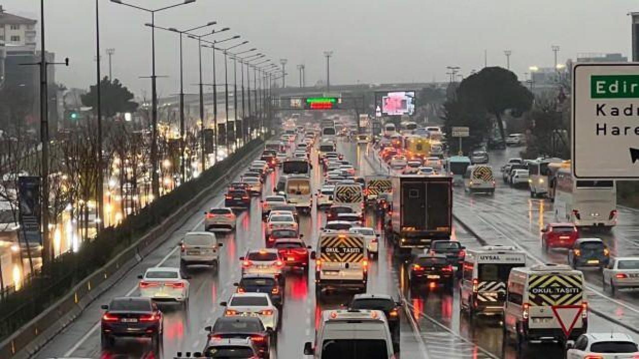 İstanbul'da haftanın ilk iş gününde trafik yoğunluğu!