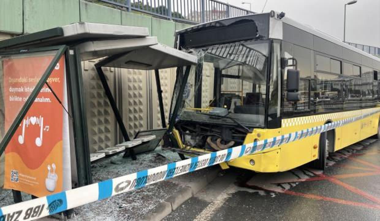 İstanbul'da İETT otobüsü durağa çarptı