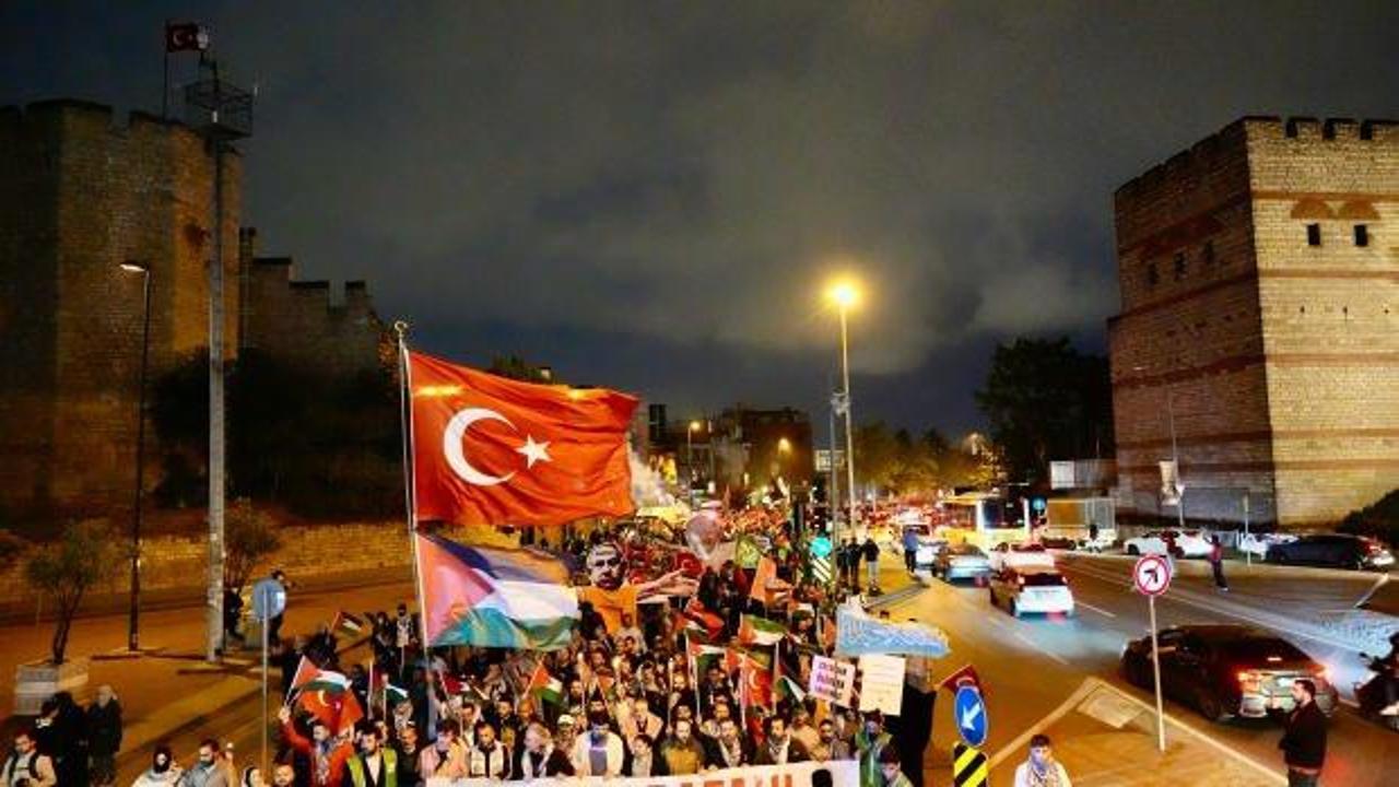 İstanbul'da İHH'den Filistin'e destek için meşaleli yürüyüş