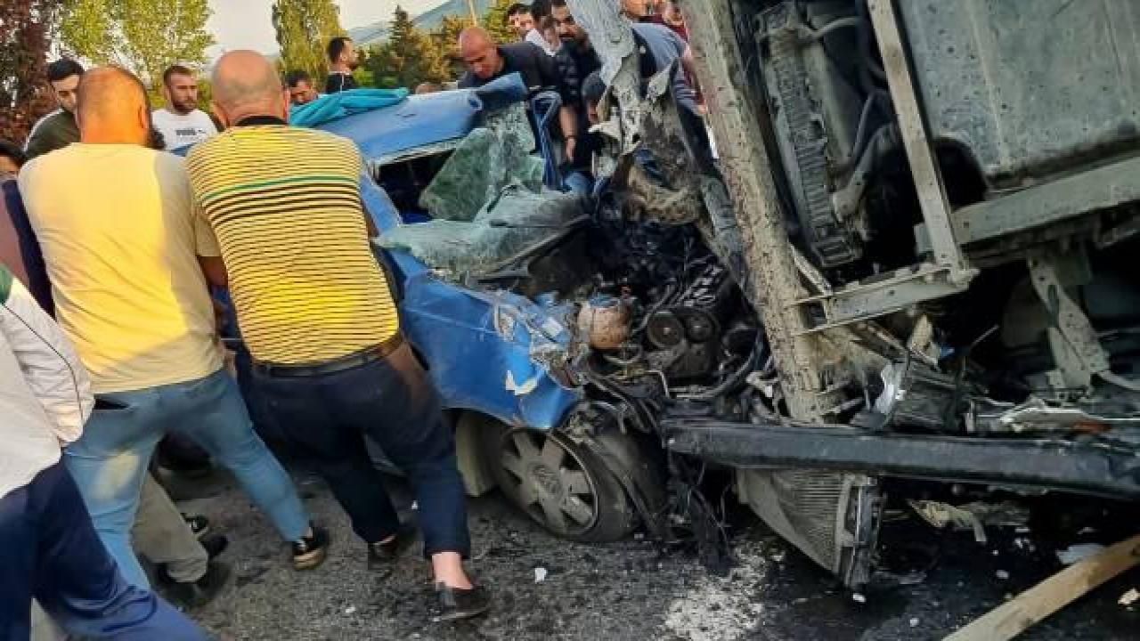 İstanbul'da karşı şeride geçen tır otomobilin üzerine devrildi: 1 ölü