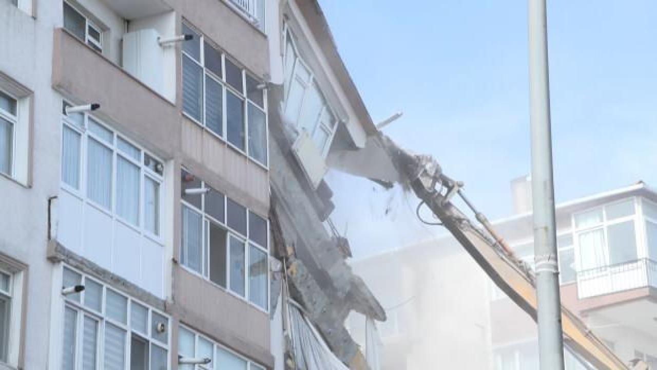 İstanbul'da kolonları patlayan binanın yıkımı sürerken bina sakinleri gözyaşlarına boğuldu