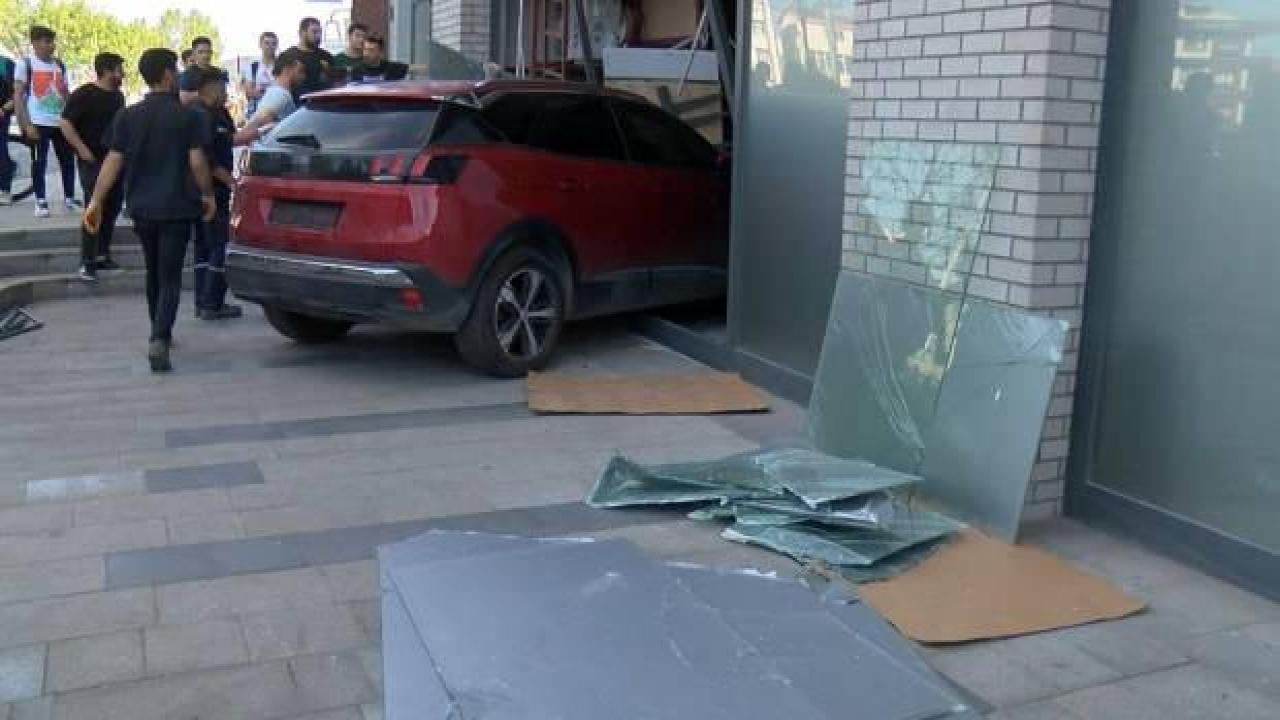 İstanbul'da kontrolden çıkan araç markete girdi