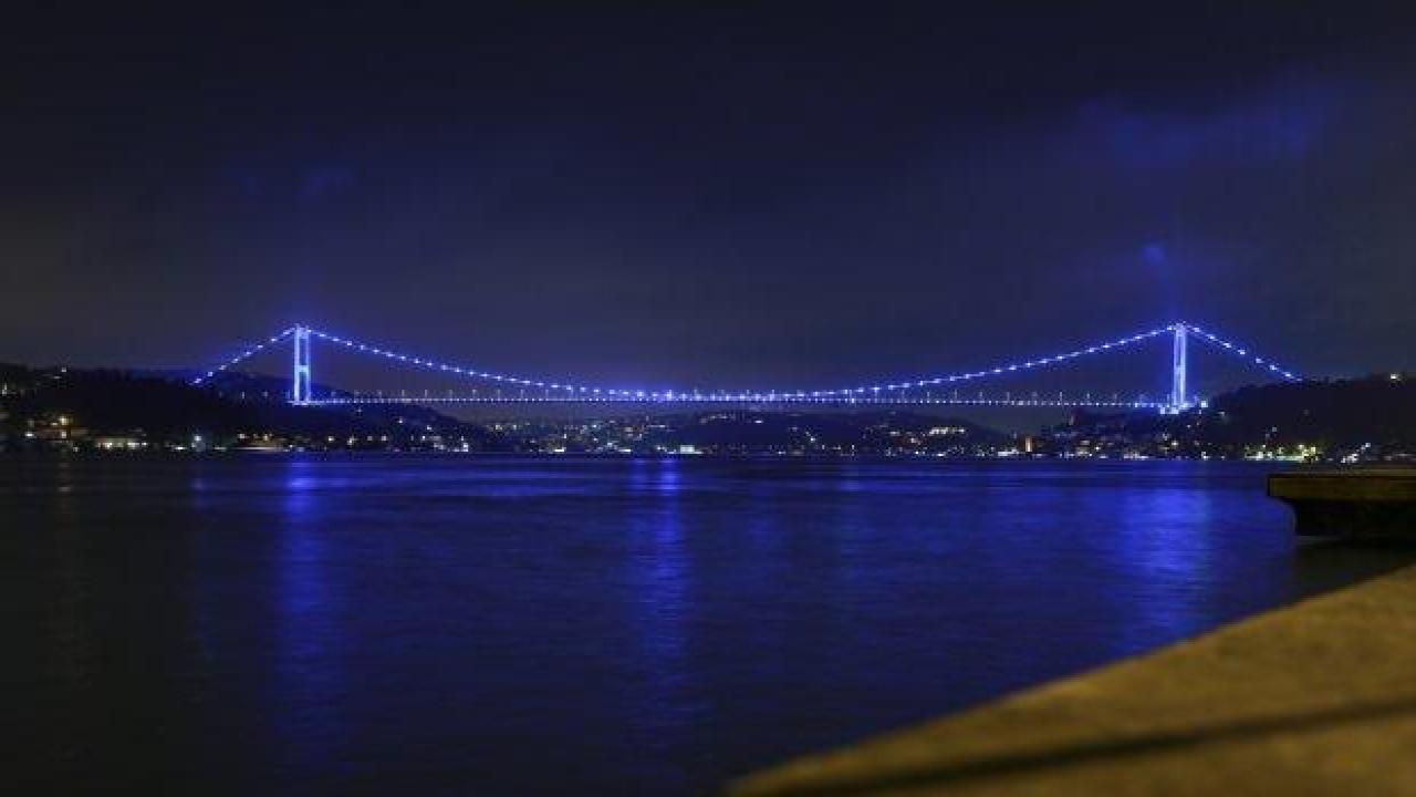 İstanbul’da köprüler Denizcilik ve Kabotaj Bayramı için aydınlatıldı