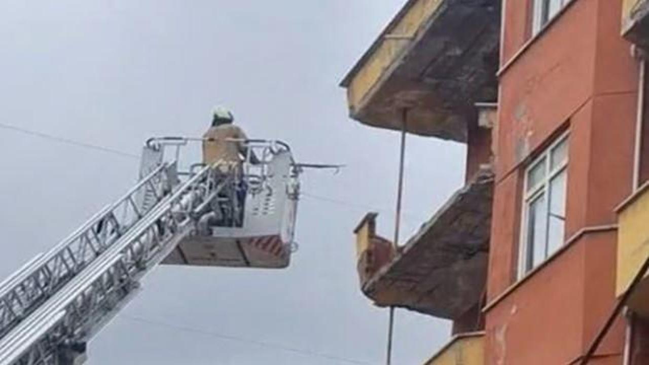 İstanbul'da korkutan anlar: Binanın balkonu çöktü!
