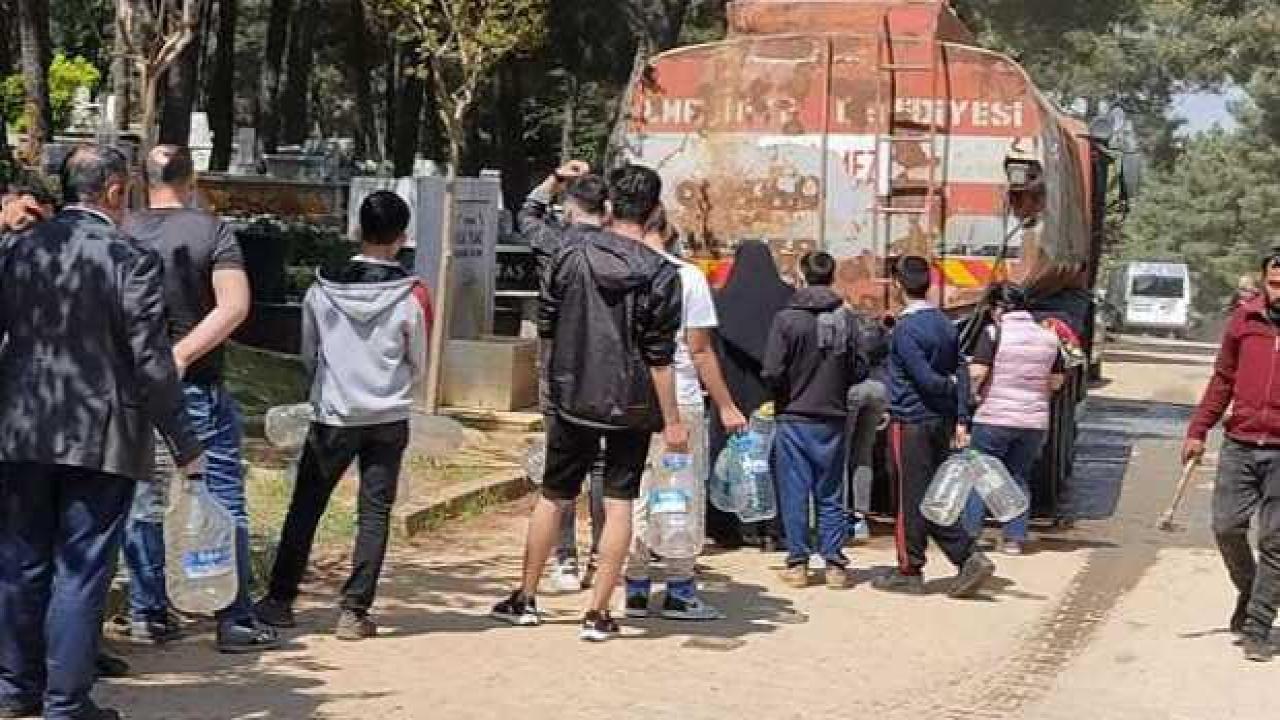 İstanbul'da mezarlıkta su kuyruğu