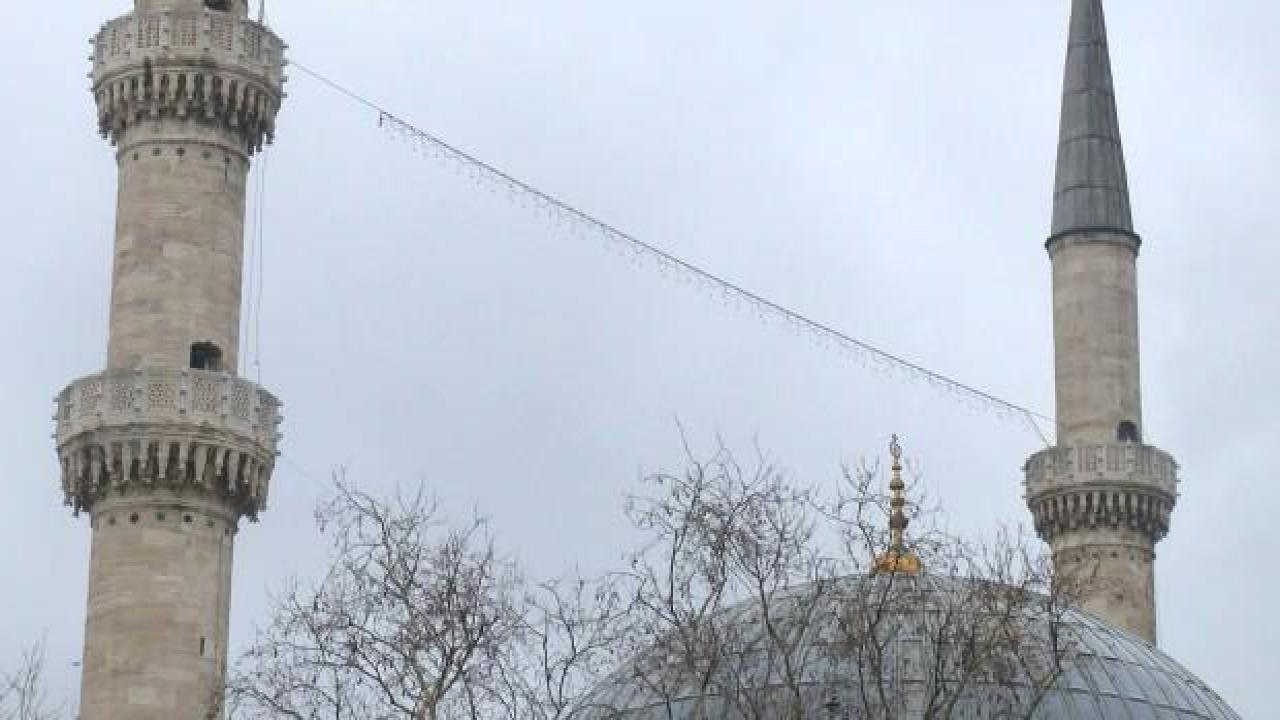 İstanbul'da ramazanın ilk mahyası Eyüp Sultan Camisi'ne asıldı: Namaz kalbin huzurudur