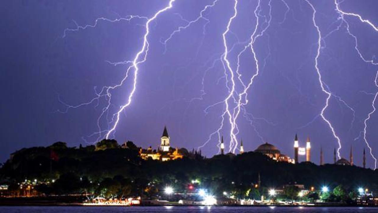 İstanbul'da sağanak aniden bastırdı! Şimşekler peş peşe çaktı! Vatandaşlara uyarı