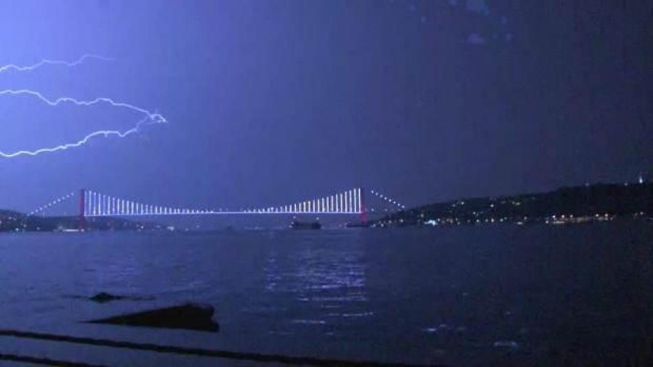 İstanbul'da sağanak yağış: Şimşekler geceyi aydınlattı