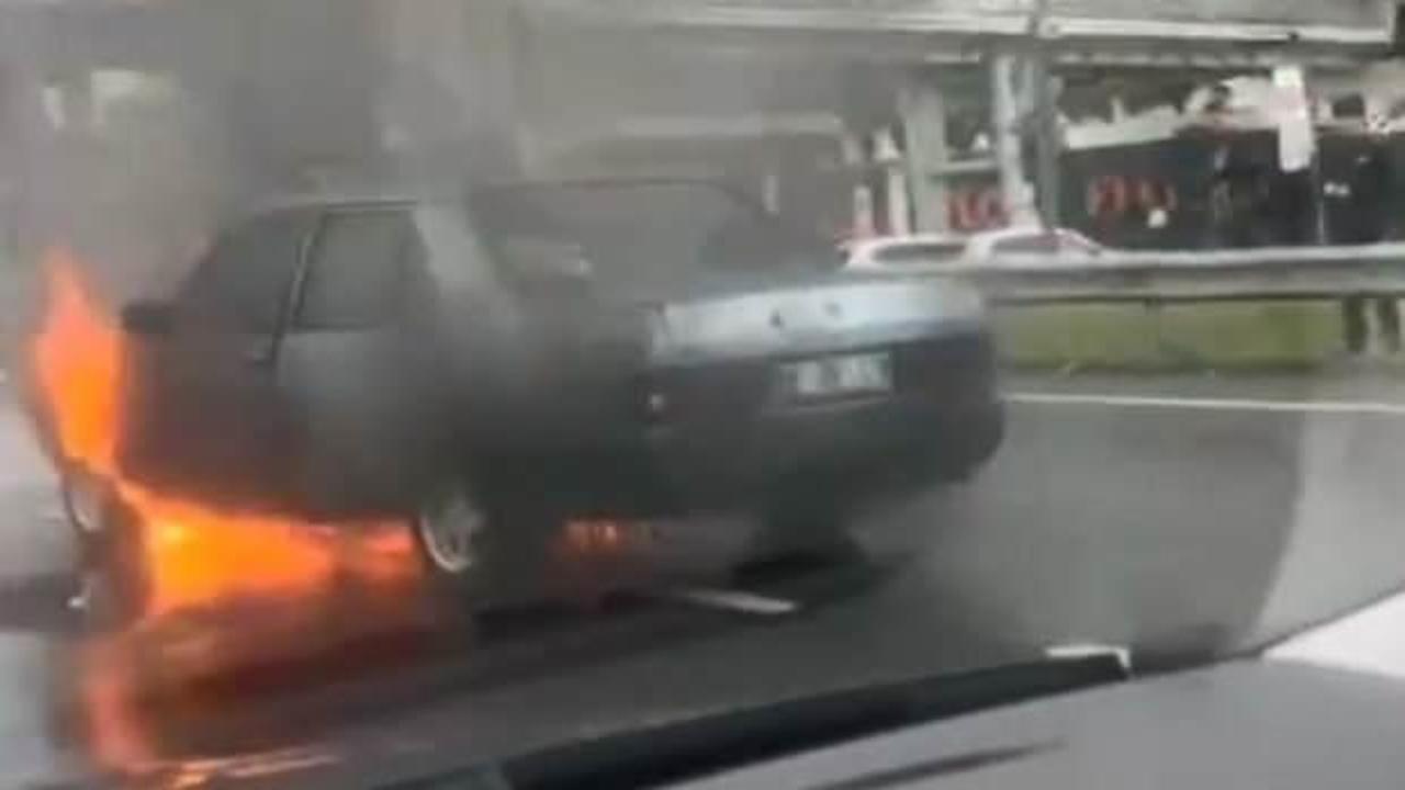 İstanbul'da seyir halindeki otomobil alev alev yandı!