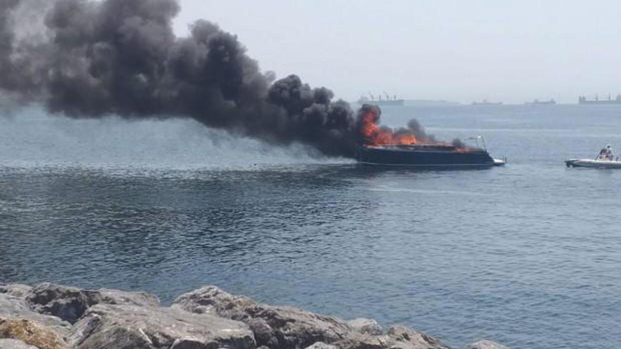 İstanbul'da tekne alevlere teslim oldu