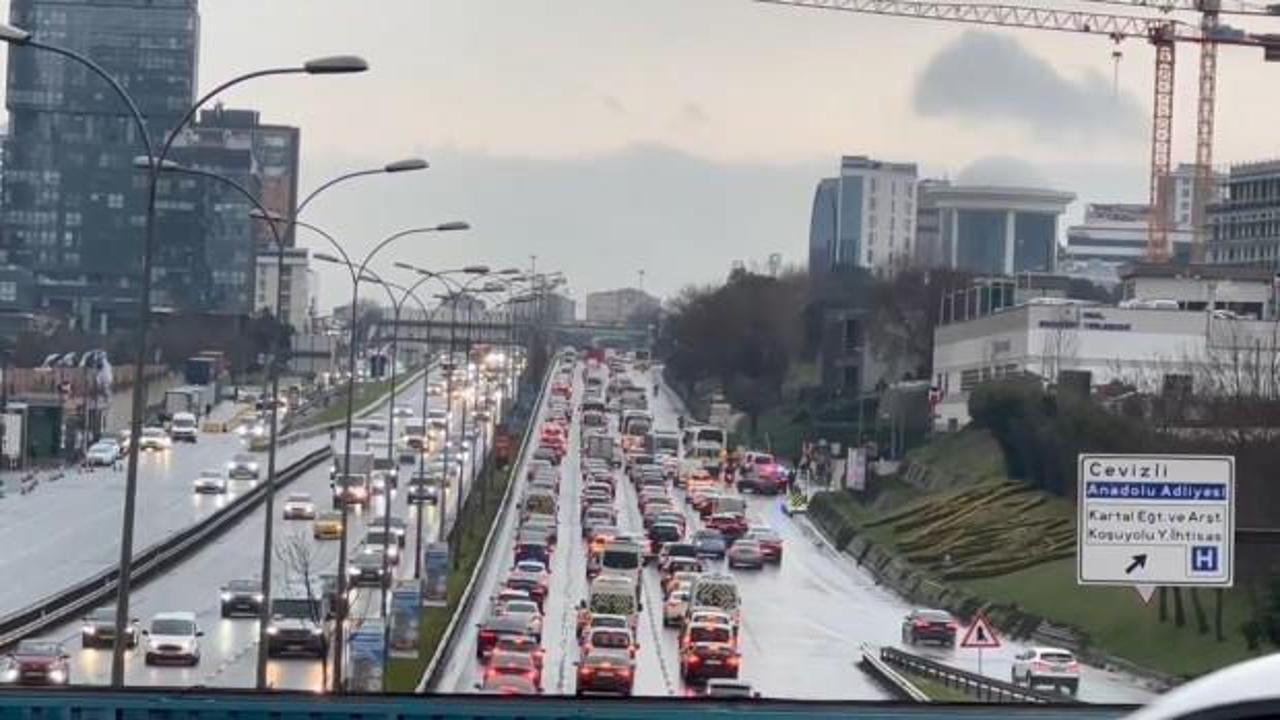 İstanbul’da trafik yoğunluğu sabah saatlerinde yüzde 80’e ulaştı