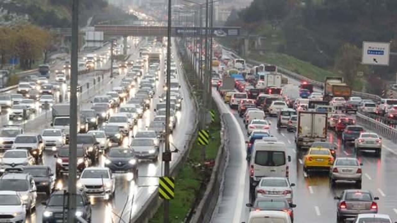 İstanbul'da yağmur trafiği: Yoğunluk yüzde 72'yi buldu!
