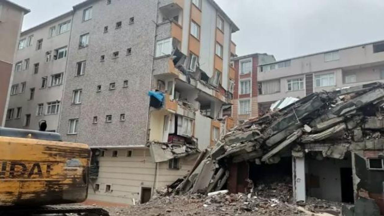 İstanbul'da yıkımı yapılan bina yan binanın üzerine çöktü