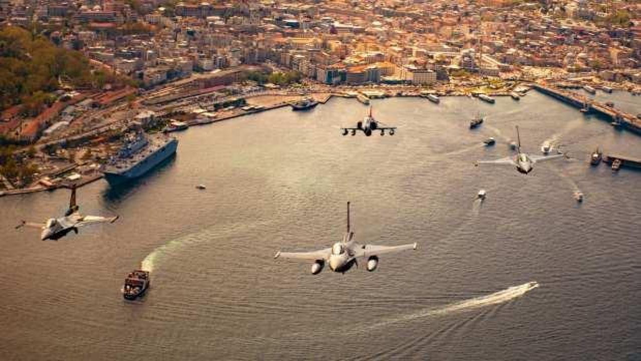 İstanbul'u selamlayan savaş uçaklarımızın fotoğrafları paylaşıldı
