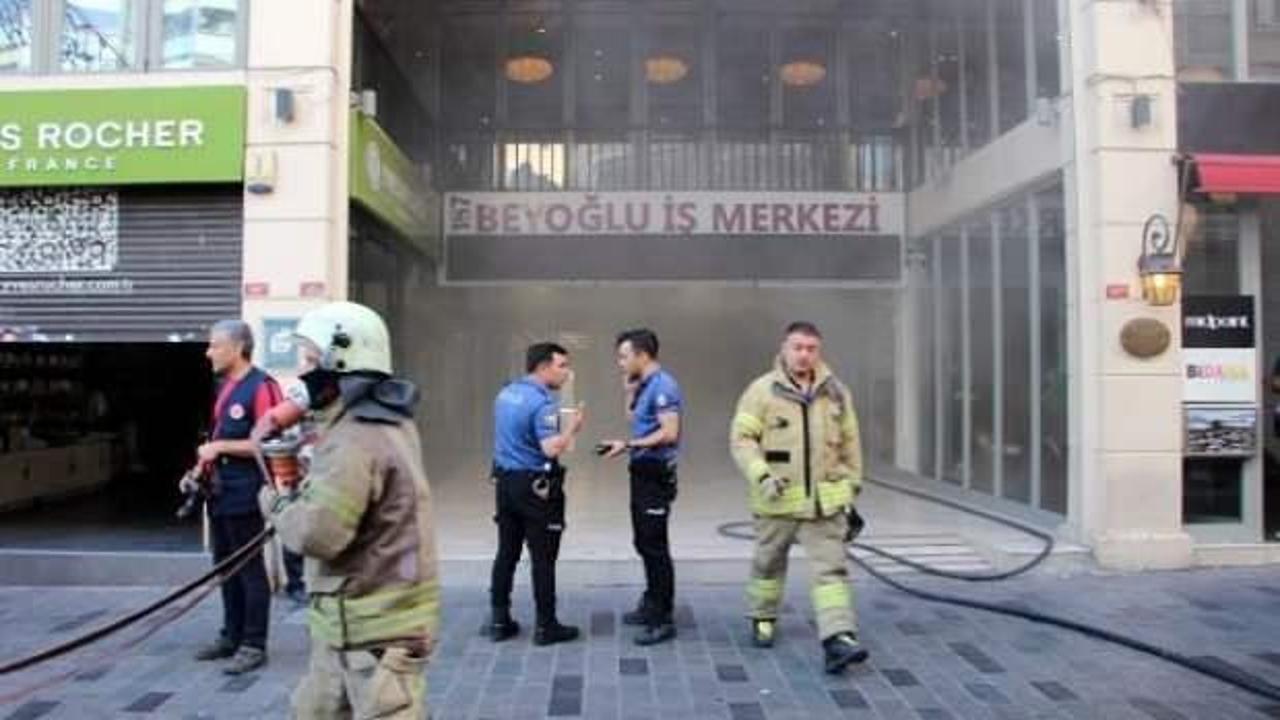 İstiklal Caddesi'nde 8 katlı iş merkezinde yangın