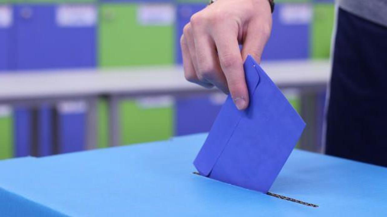 İsveç halkı sandık başında: İki seçim birden