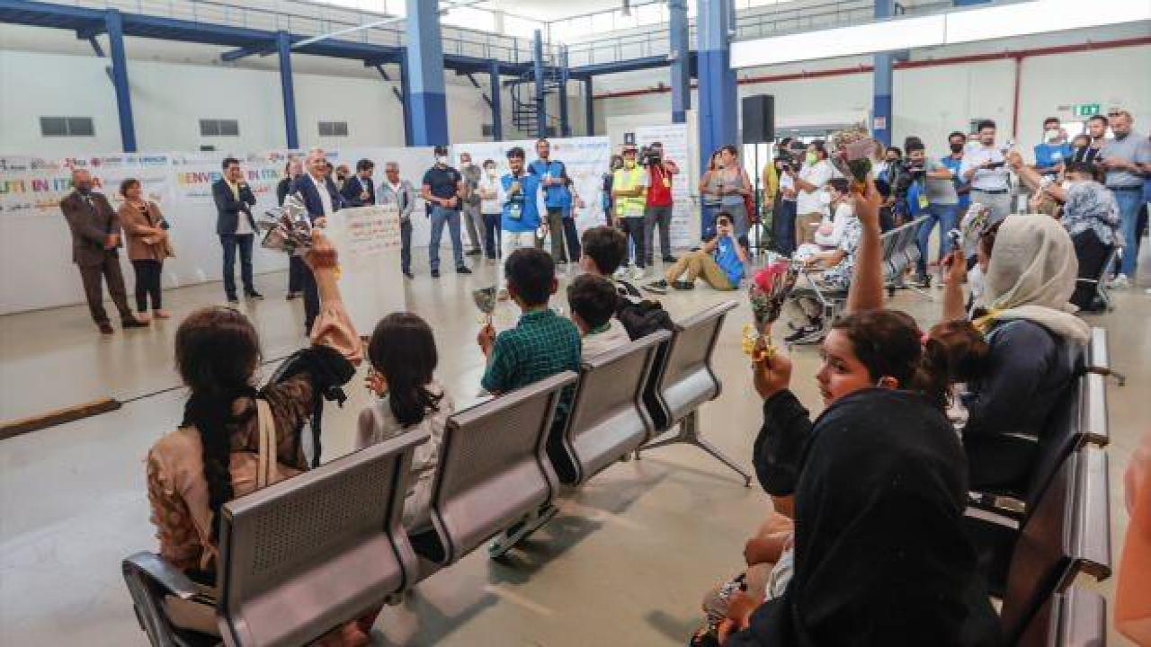 İtalya, 300 Afgan sığınmacı aldı